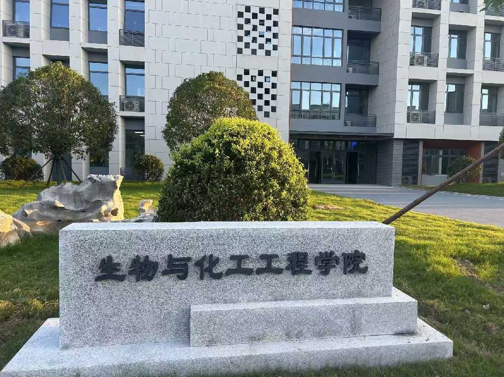 涧西区扬州职业大学体育场高杆灯项目